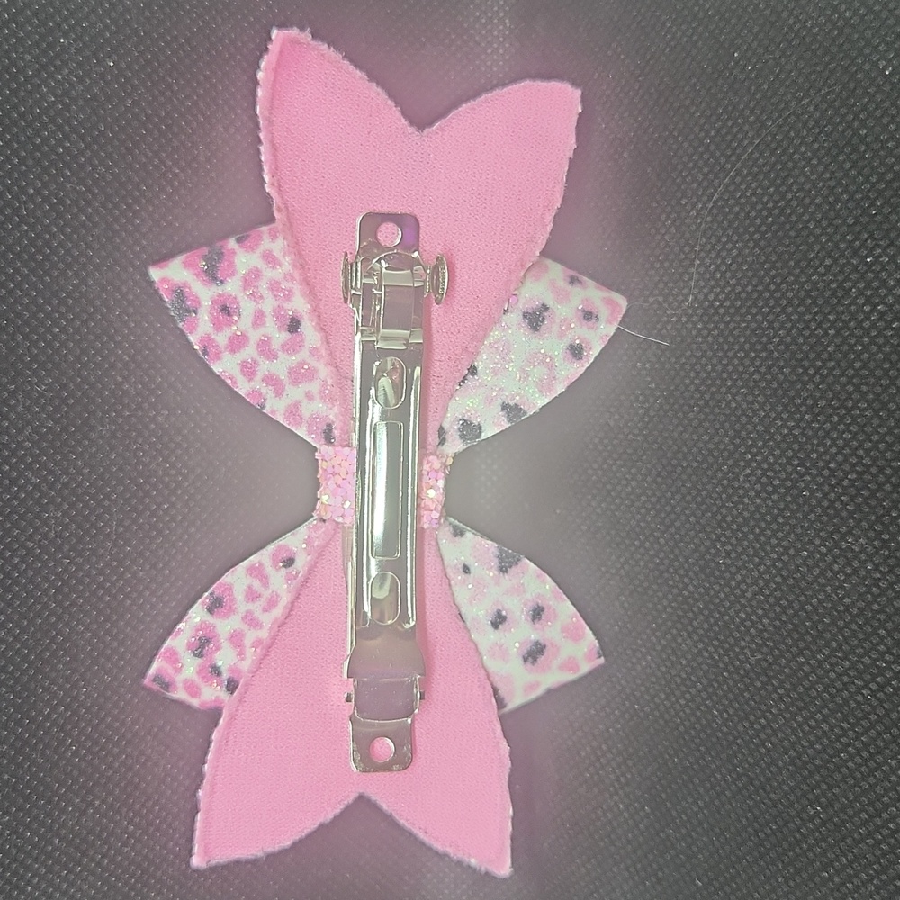 Eye-Catching Pink Hair Bow Accessory - Picture 2 of 4